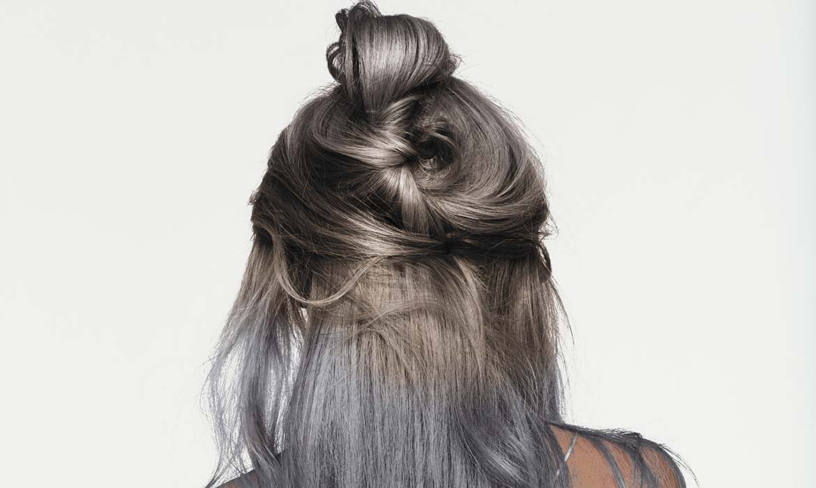 Si vas a alisarte el pelo antes de hacerte un moño con trenzas, usa el Sérum Stop Frizz de Elvive Dream Long de L’Oréal Paris para protegerlo y evitar el encrespamiento.